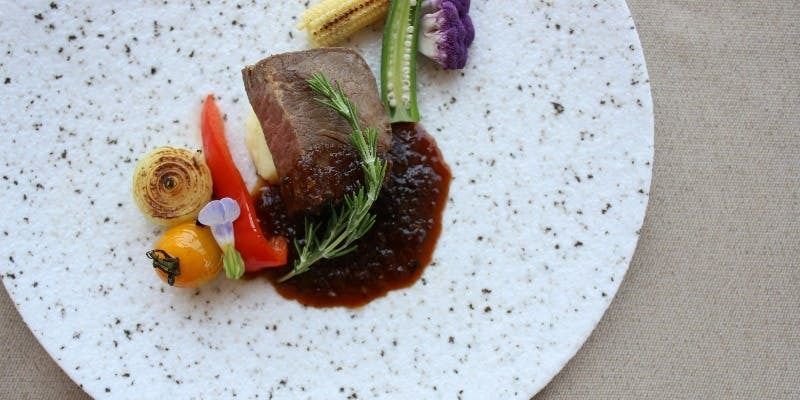 【特別プレミアムコース】乾杯酒付き　国産牛のローストビーフ含む全5皿＋スイーツセレクション10種