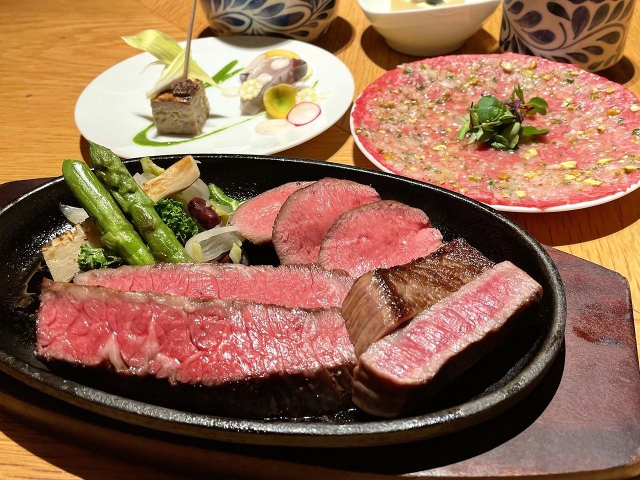 【黑毛和牛午餐套餐】牛舌、严选黑毛和牛瘦肉、黑毛和牛坐布顿的豪华三重牛排！最高端的套餐包括生鱼片和炖菜