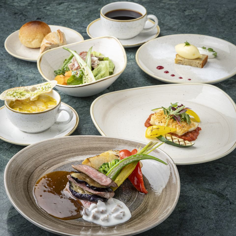 [Lunch Set] A set of 6 dishes with a choice of two main meat dishes + a toast drink