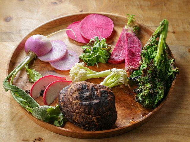 各式開胃菜、披薩和甜點