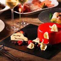 【디너/건배 스파클링 첨부】기념일이나 특별한 날에 화려한 미러 케이크로 축하하는 “애니버서리 코스”