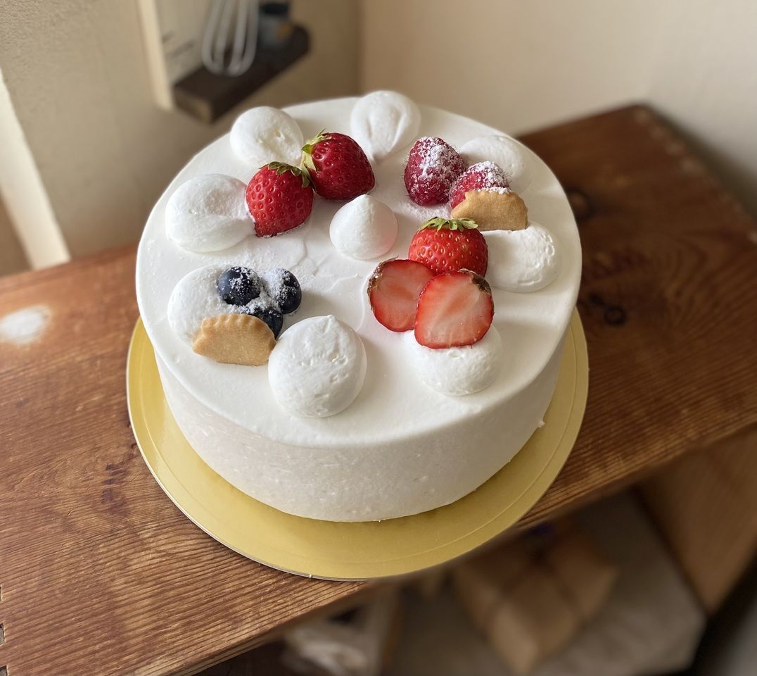 Fresh cream decoration 18cm (6-8 persons)