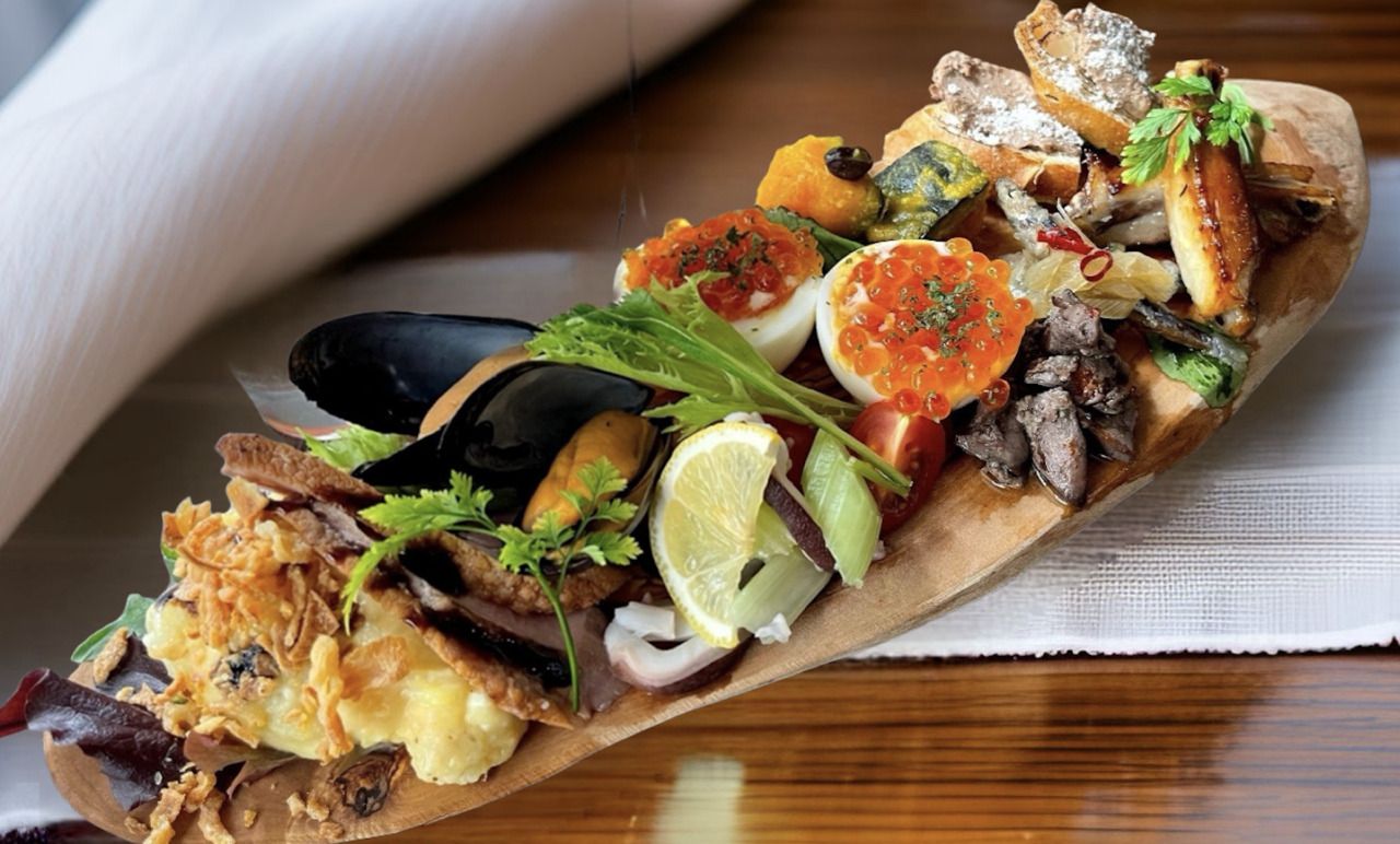 ♠︎고급 타파스가 포함된 고베 비프 A5 등급 철판 스테이크(붉은살) 100g♠︎ (접시로 제공도 가능합니다) 전채 모둠·수프·샐러드·수제 필라프, 백미 또는 빵, 디저트 포함 ◎ 특선 붉은살 또는 마블링(霜降り) 스테이크로 변경하실 수 있습니다.