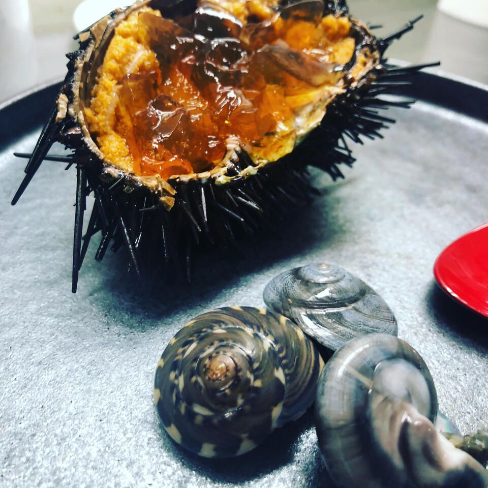 主厨精选（Omakase）套餐 — 约6道菜 + 欢迎香槟