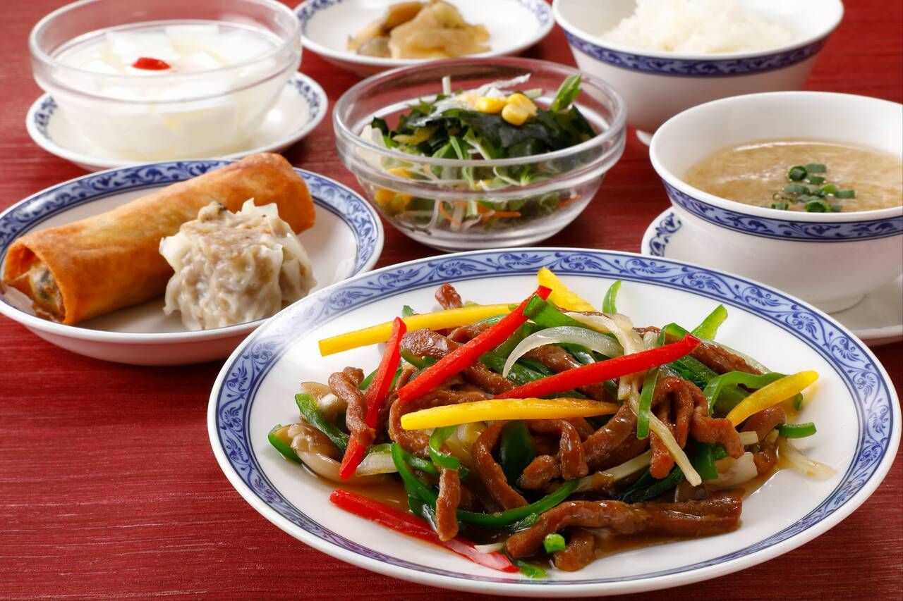 【ランチタイム限定】『桃ランチ』週替わり料理1品+春巻や焼売など定番中華【11ー15時】