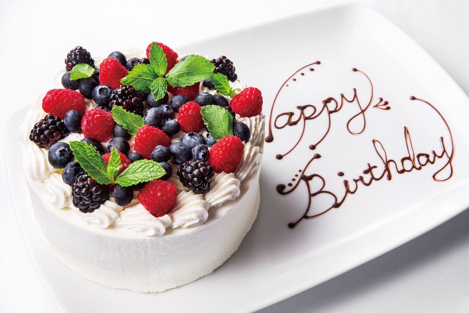 Plan de Aniversario - Bebida de brindis, pastel entero y plato con mensaje