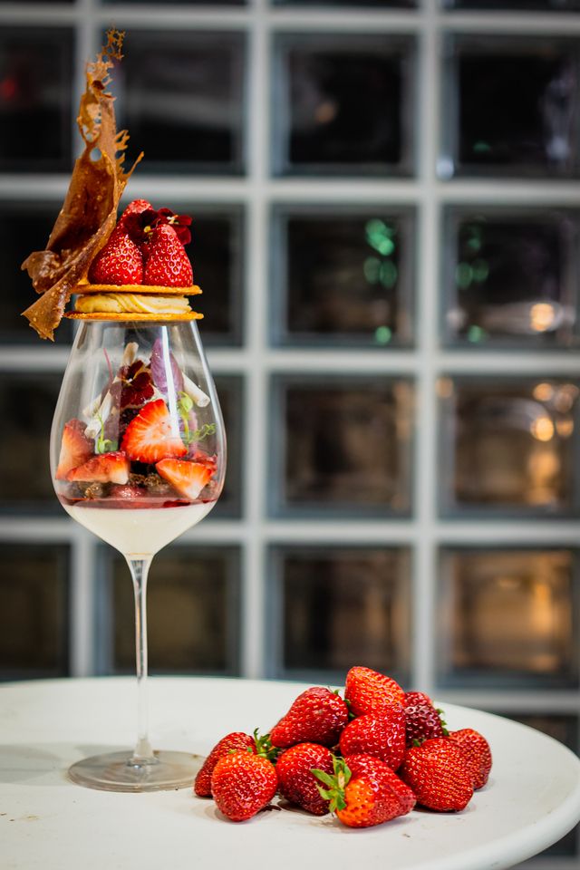 계절 과일 파르페와 선택 음료 세트 — 11월 25일부터 제공됩니다.