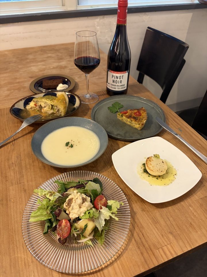 Monthly Course　4月は春野菜のフランス料理6品です。　ニース風サラダ　蕪のソテーケッパーとパセリのソース　春野菜のポタージュ　春野菜のキッシュ　シューファルシー　ショコラテリーヌ