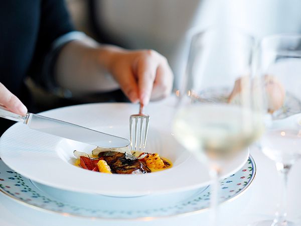 [Anniversary Lunch] Toast: Includes one drink. Bonus: One seasonal flower