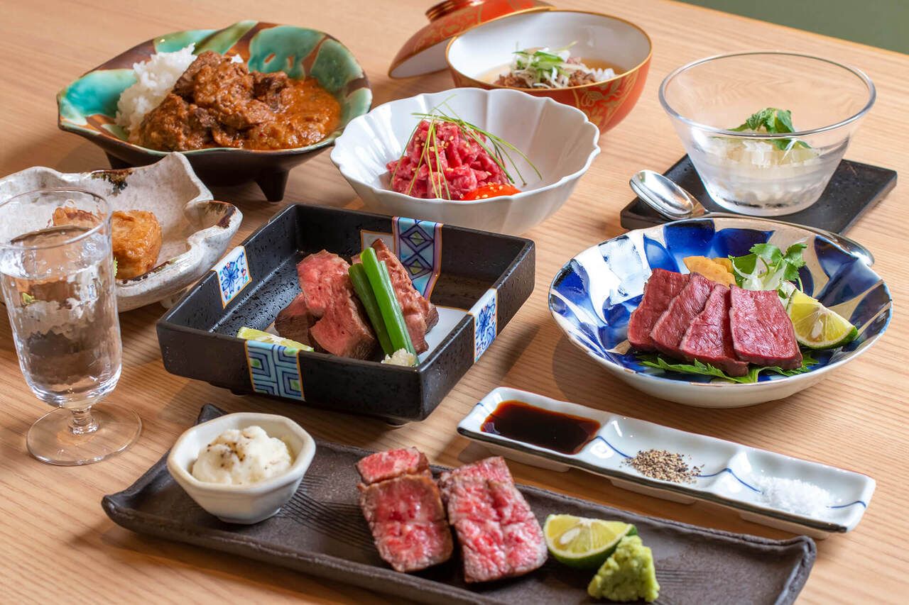 【朧月ーOBOROZUKIー】お酒と会話を愉しむための軽やかなコース。牛肉料理を中心に構成しながらも、締めの食事とデザートを省いたライトな構成で、酒席にも最適。