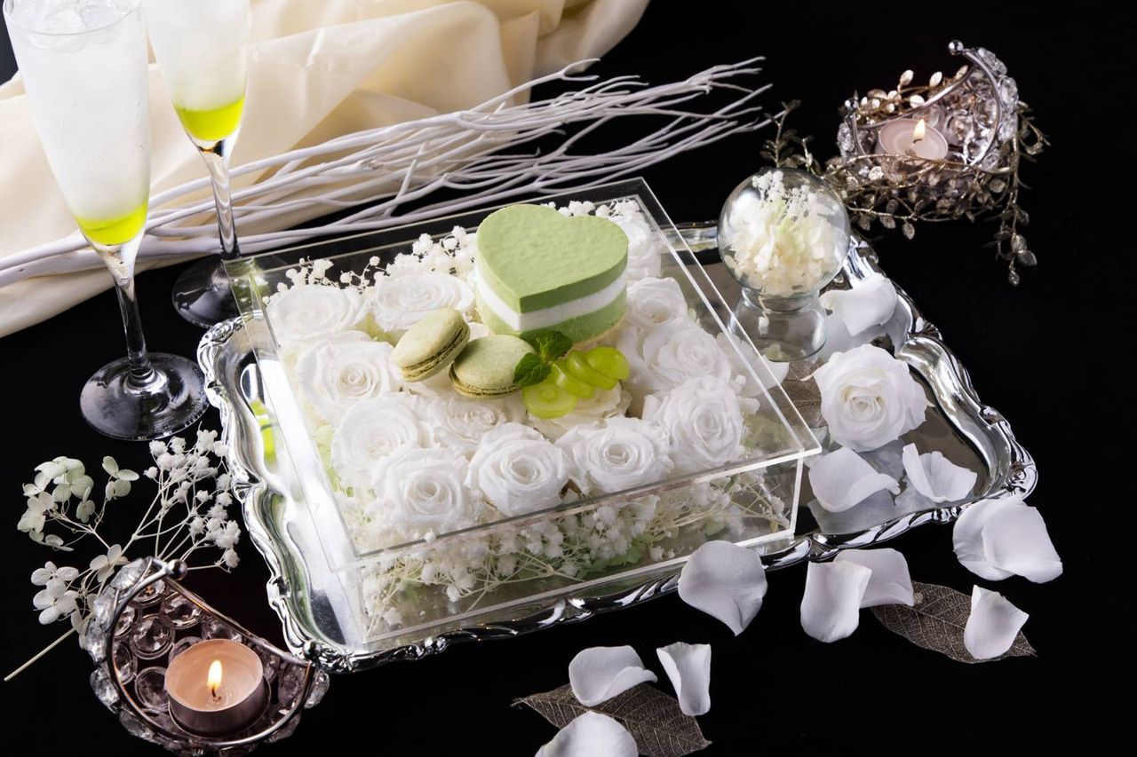 冬季限定约会套餐【只属于你们两人的冬日恋曲，在静谧的夜景映衬下】包含抹茶白巧克力心形蛋糕和马卡龙特制甜点，以及原创祝酒鸡尾酒♪ *甜点上还可以添加留言。