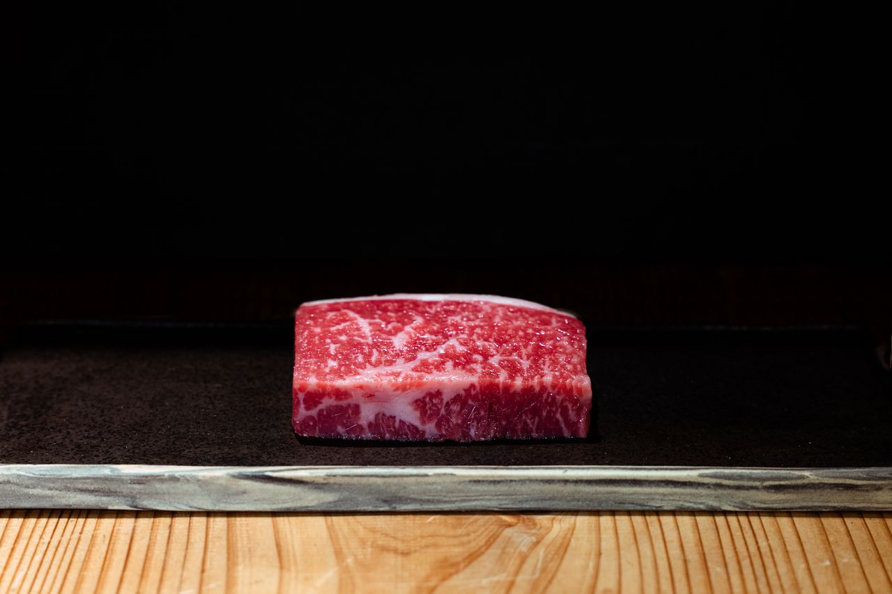 [So sánh Thịt bò đỏ Star Wagyu và Bít tết thăn ngoại Kuroge Wagyu] Một món ăn cao cấp nơi bạn có thể so sánh hương vị của thịt bò đỏ Star Wagyu quý hiếm và bít tết thăn ngoại Kuroge Wagyu cắt dày!