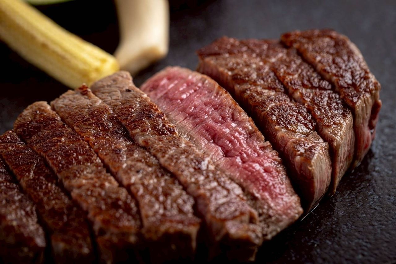 ①Award winning beef course Chateaubriand 120g (rare part)