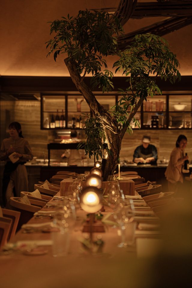 [Community Table] Lunch with a bottle of champagne. PLANTS: Vegetables, herbs, and charcoal-grilled pork shoulder as the main course. 4 dishes total.