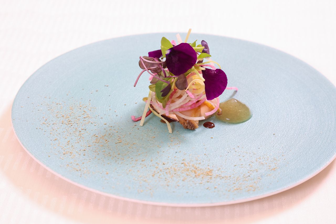 Bounty of the Sea "Ezo Abalone" cotto a vapore con sale morbido ed ecumen con salsa americana