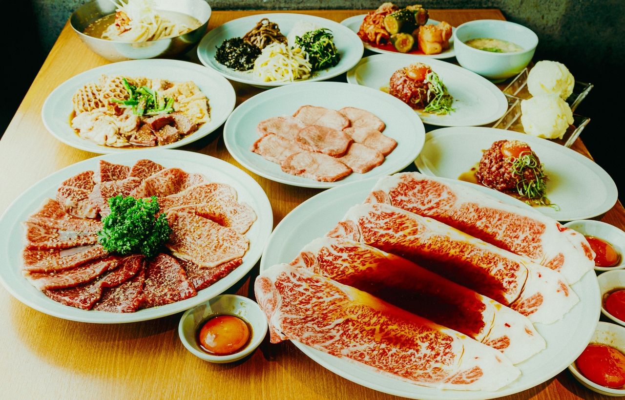 Specialty Meat Course with Grilled Sirloin: 5,500 yen (food only)
