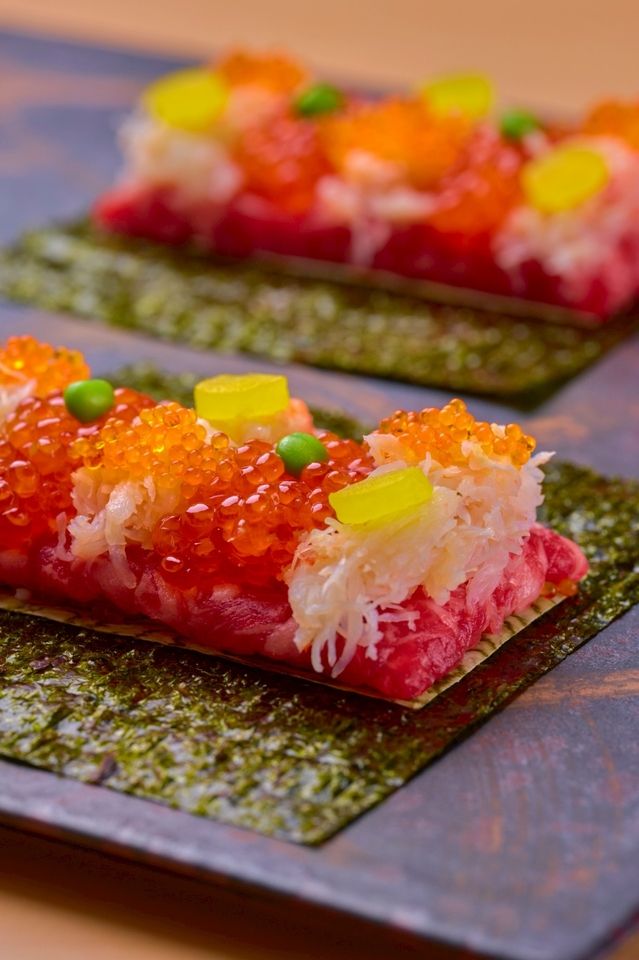 個室確約【新商品とスペシャリテコース】飲み放題付き！新商品「厳選和牛の蟹・いくらバラチラシユッケドッグ」満足度満点の「厳選ヒレ肉のブリオッシュカツサンド」をご提供。