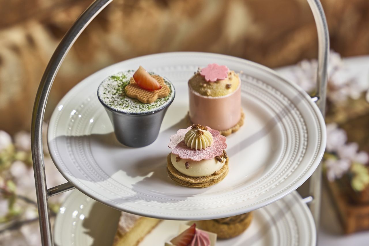 Sakura and Strawberry Royale〈with original cocktail〉