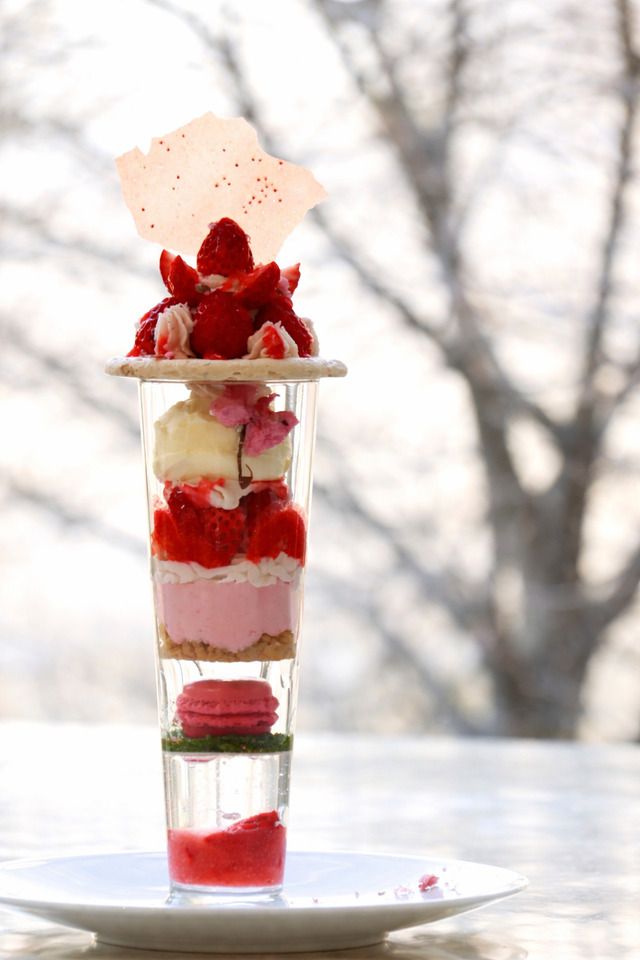 夜のパフェテーブル