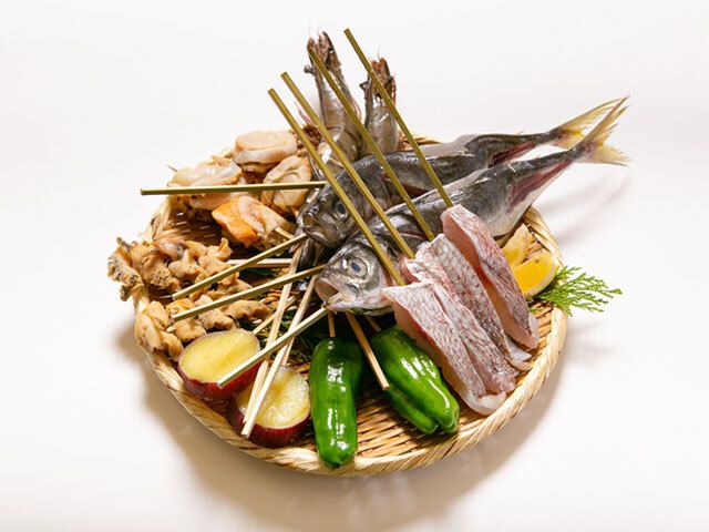 【海鮮燒烤】享用我們的招牌福福豆腐火鍋、烤貝類串以及其他在爐火上烤製的菜餚。