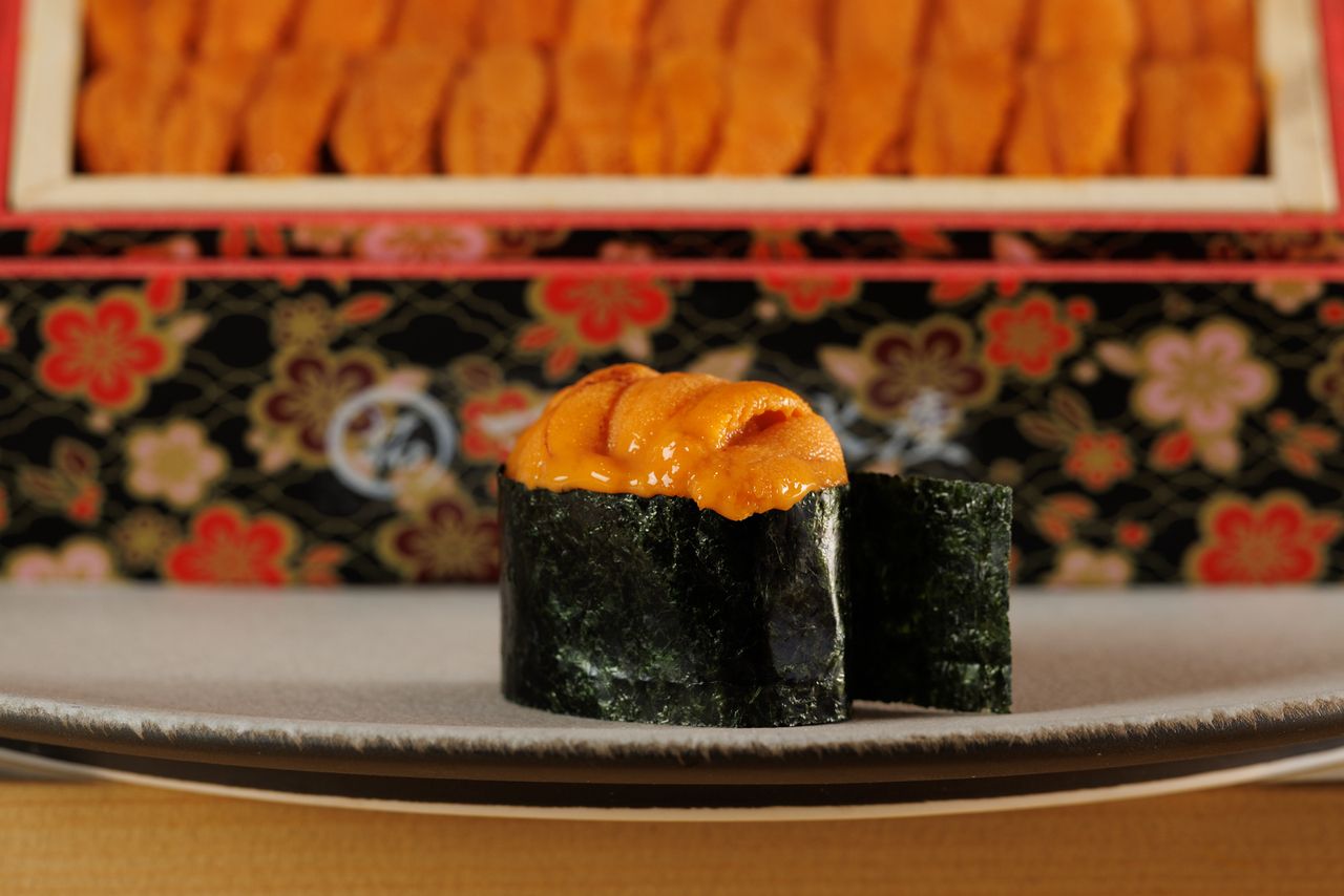 "Chef's Special Omakase Course" using carefully selected ingredients such as sea urchin tasting, steamed abalone with liver sauce, and bluefin tuna