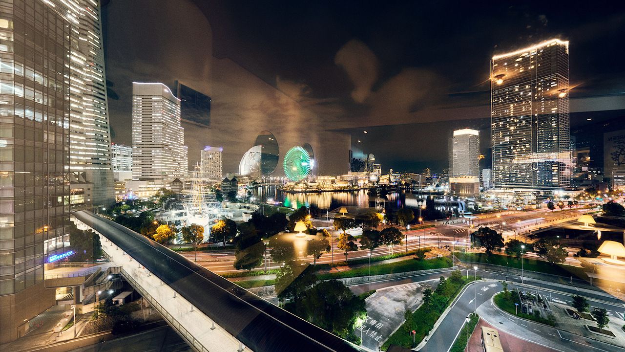 【保證靠窗座位】欣賞港未來夜景！週年紀念套餐包含開胃菜、主廚特製主菜和甜點拼盤。