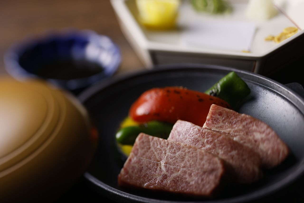 [Cuisine Kaiseki de style Kyoto x Bœuf Wagyu noir japonais] 7 plats comprenant un steak de bœuf Wagyu noir japonais, plus une soupe.