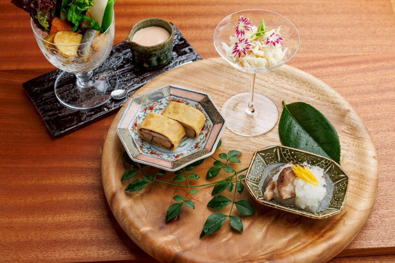 主廚精選午餐套餐，包含9道以時令食材烹調的菜餚