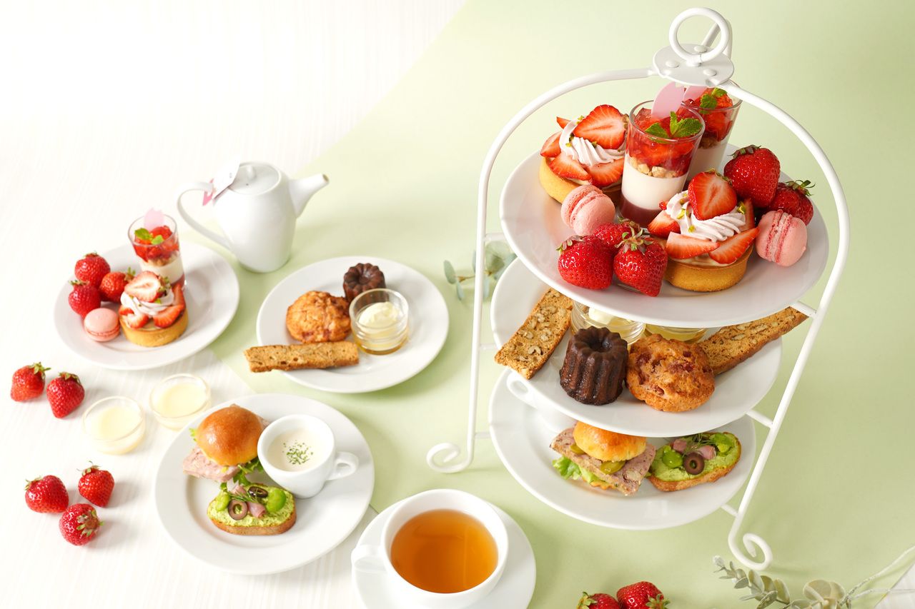 [Té de la tarde con fresas de Amaou] Scones caseros y té Ronnefeldt