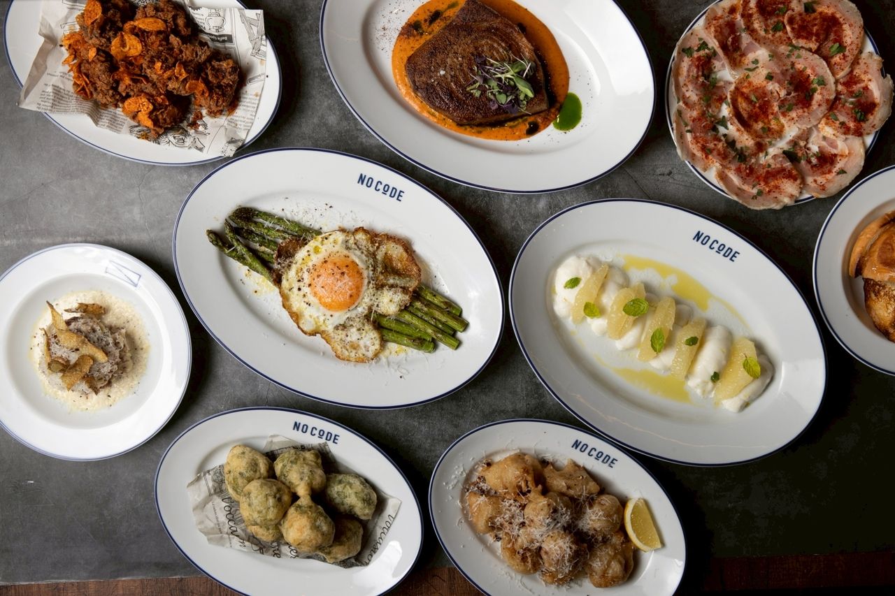 品尝美味的餐馆美食（8 道菜）