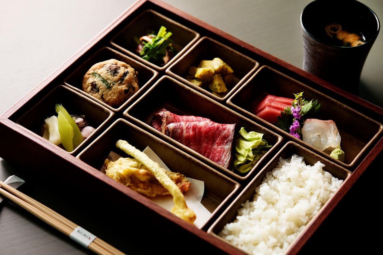 [Seasonal Lunch Bento Box] A special set meal from Kakō, where you can choose from three main dishes + one drink