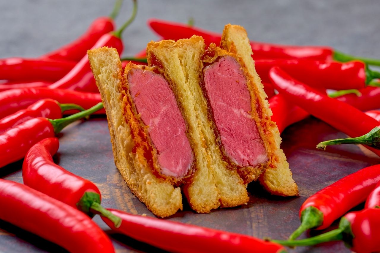 保證包廂。夏季【銀座近光烤肉2025年度百佳餐廳紀念套餐】我們提供6道精心挑選的烤肉菜餚，包括「精選和牛配蟹肉和鮭魚籽熱狗」、「精選菲力牛排辣味奶油蛋捲三明治」和「鰻魚醬烤牛舌」。