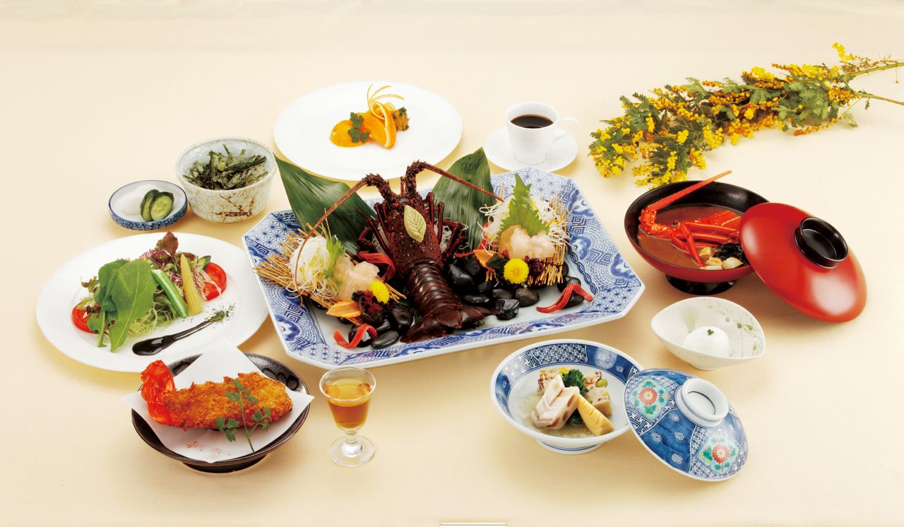 Lunch Course [Coral]: 10 dishes including live spiny lobster sashimi, deep-fried lobster shell, and soup. Lunchtime only course.