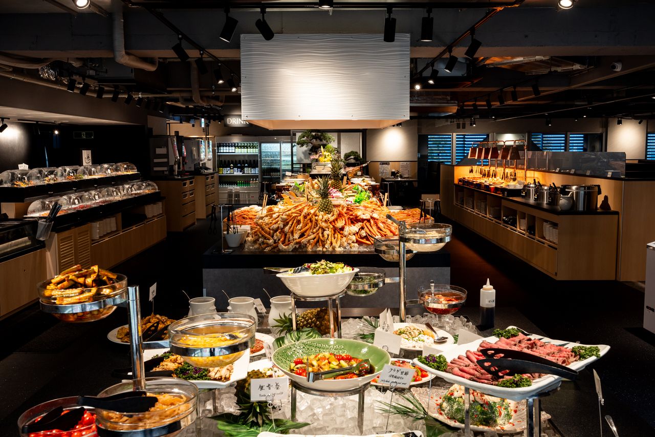 [Birthday/Anniversary] <120-minute limit> Includes a special message plate and a bottle of champagne. A special day treat: over 150 kinds of yakiniku (Japanese BBQ) and a buffet of Japanese, Western, and Chinese cuisine, plus all-you-can-drink.
