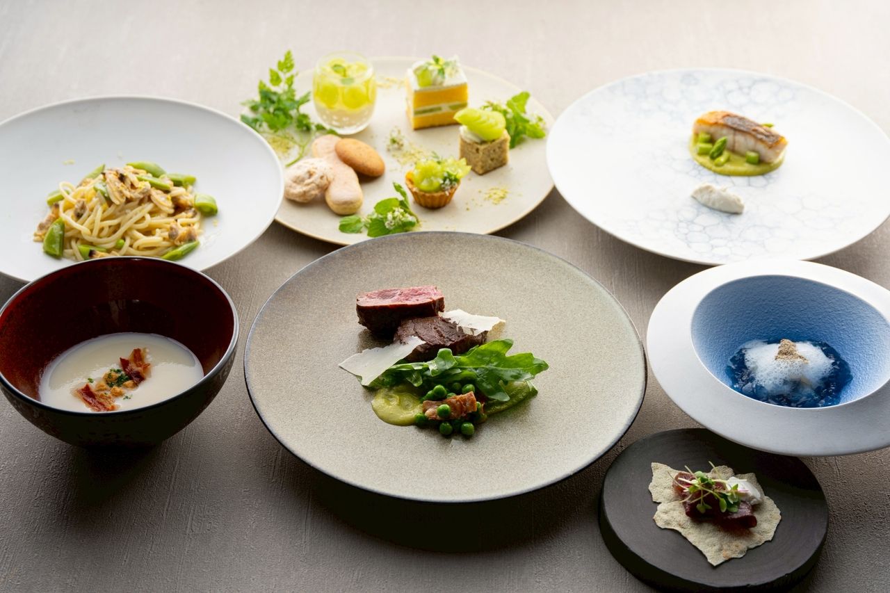 【Real】A 9-course meal featuring double mains of A5 Kuroge Wagyu beef and fresh seafood, plus a seasonal fruit dessert platter