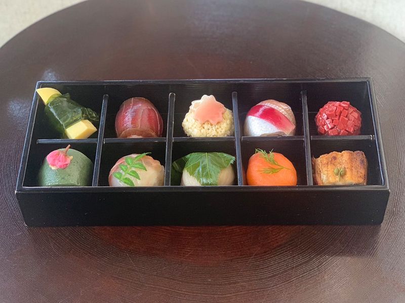 10 pieces of tamaki sushi