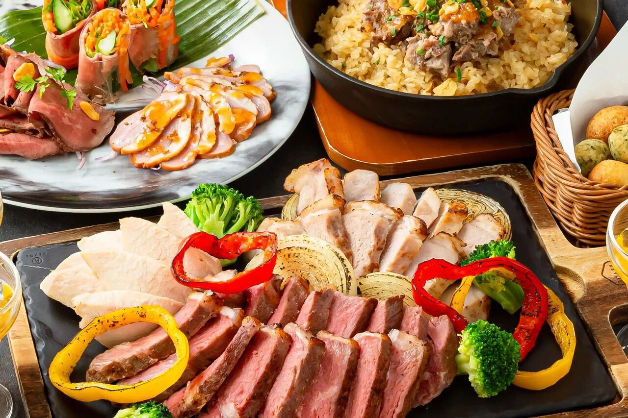 Meat lover’s course featuring roast beef and Mie pork (2 hours / Mon–Thu)