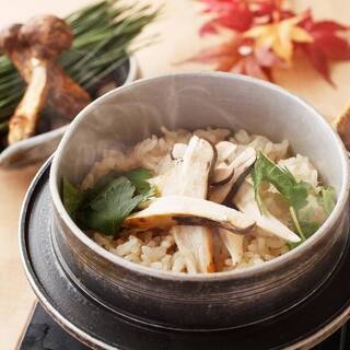 【Autumn Anniversary Course Featuring Matsutake Rice Cooked in a Clay Pot】 Includes ‘Seasonal shabu-shabu in golden broth, deep-fried Conger eel tempura sushi, and tempura featuring autumn delicacies’ as well as ‘Matsutake rice cooked in a clay pot’. Special weekday price: 5,200 yen / Regular weekend/holiday price: 6,000 yen (excluding tax).