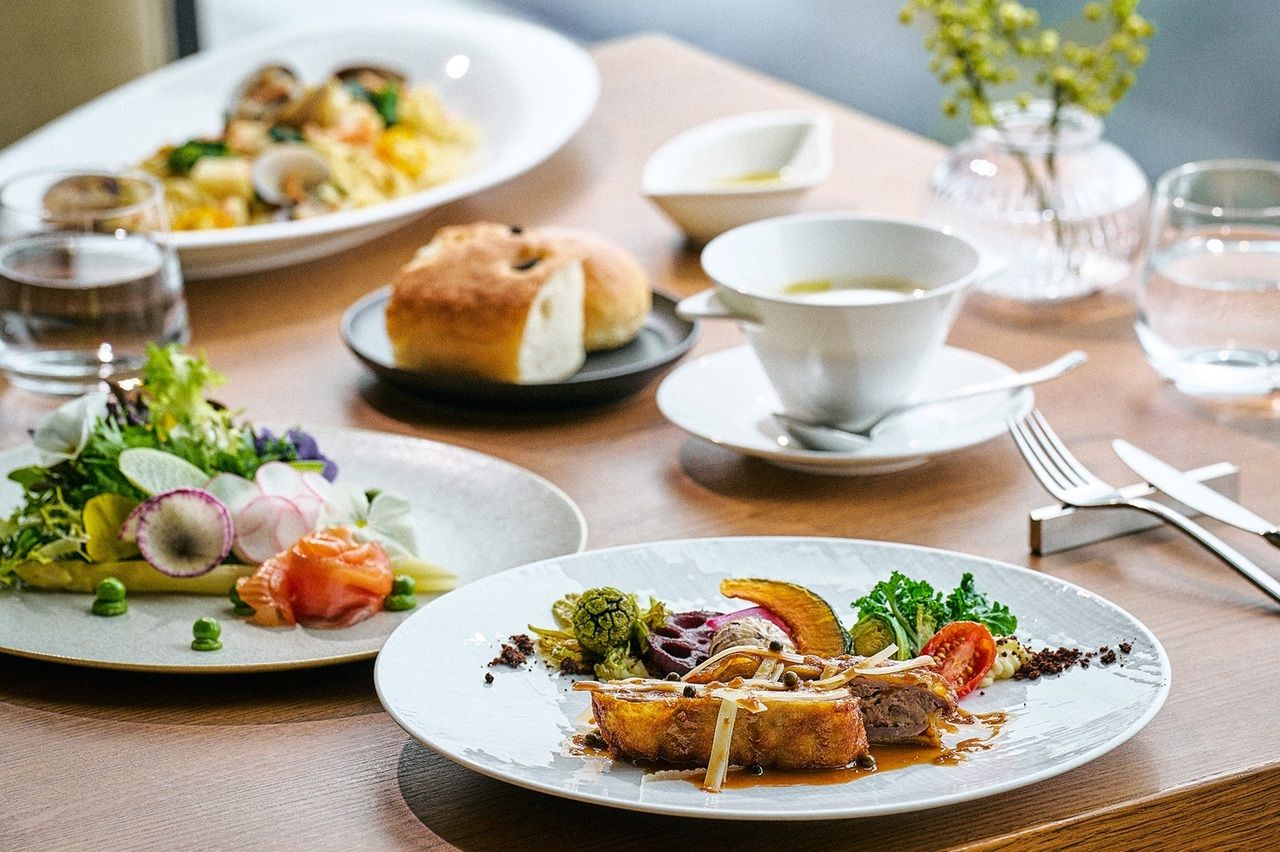 [Web-exclusive plan for members] 4-course prix fixe lunch with 90 minutes of free-flowing drinks