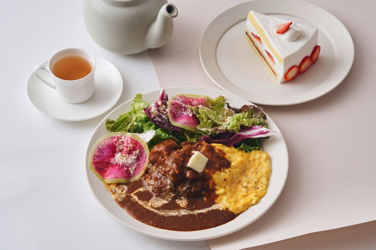 [Special Lunch with Dessert & Drink] Young chicken brown stew with fermented butter, served over rice and topped with an omelet