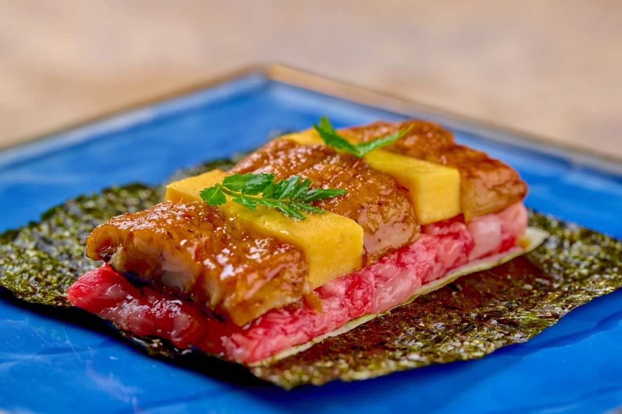 Private rooms guaranteed! New summer “Ginza Chikamitsu Grilled Meat Top 100 Restaurants 2025 Commemorative Course”: “Grilled eel yukke dog with premium Wagyu beef”, “Menchikatsu sandwich”, “White frozen cold noodles”. Seven carefully selected grilled dishes served with seasonings suited to each cut.