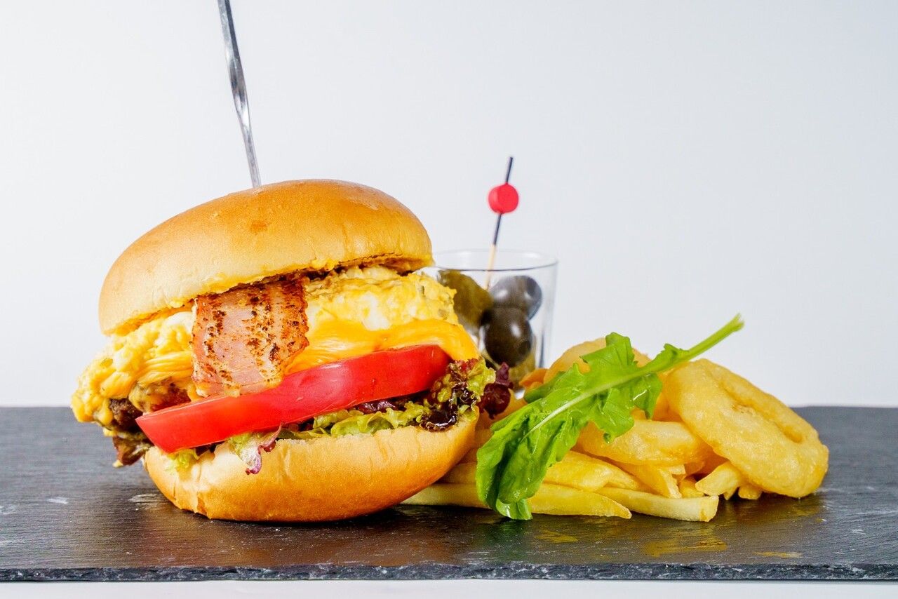 Kinshicho bishoku burger : 4 dishes including salad and soup.