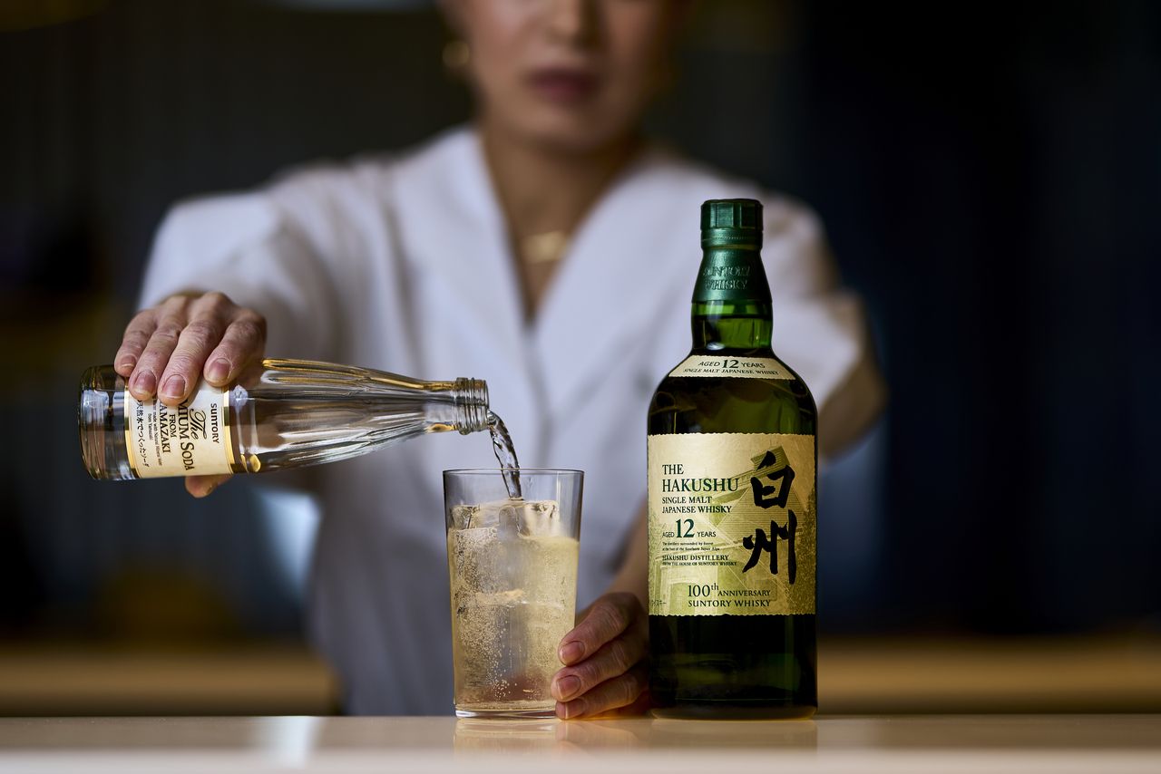 Armazenamento de garrafas de uísque japonês