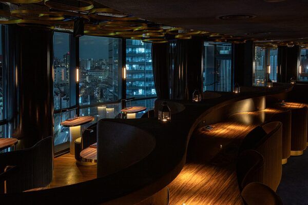 第三排柜台情侣座