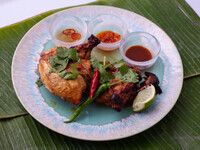 A course with a popular menu of Thai-style chicken thighs with bones "Kai Yang" (4 people or more)