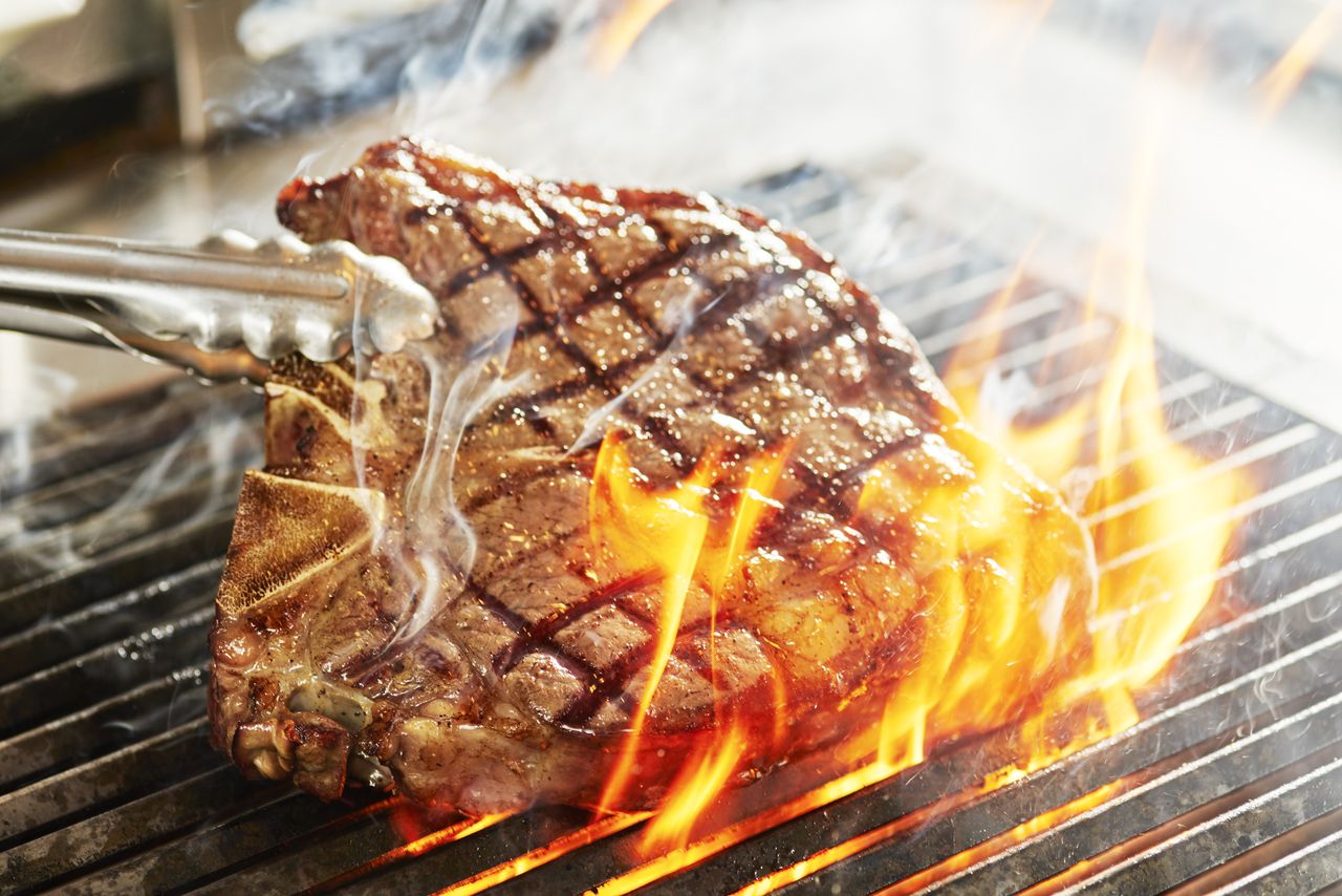 【TAVERN Course】オーロラアンガスビーフ 800gのダイナミックなトマホーク・ステーキコース