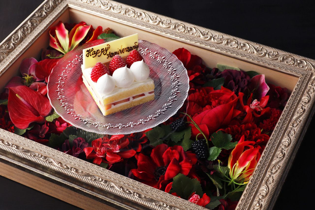 【平日】　フラワーアレンジメントアニバーサリーケーキ￥2,200（税金込・サービス料金別）※アニバーサリーケーキのみのご予約は承れません。