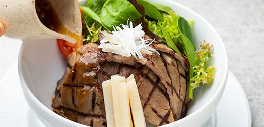 THE BEEF STEAK BOWL (ビーフステーキ丼)