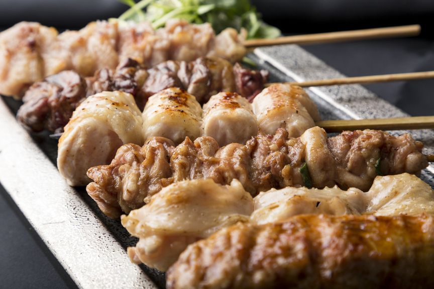 【佐田十郎の焼鳥「堪能」コース5600円】先付け3種、串7種、サラダ、手羽先一夜干しの素揚げ、選べるお食事、デザートで〆れる計14品