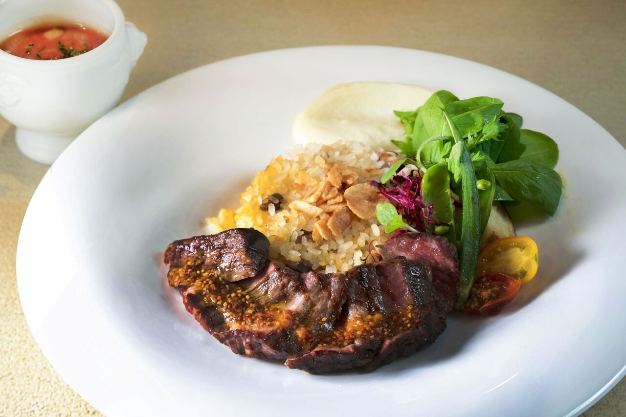 黒毛和牛のステーキ ガーリックライス添え(本日のスープ付き) 　